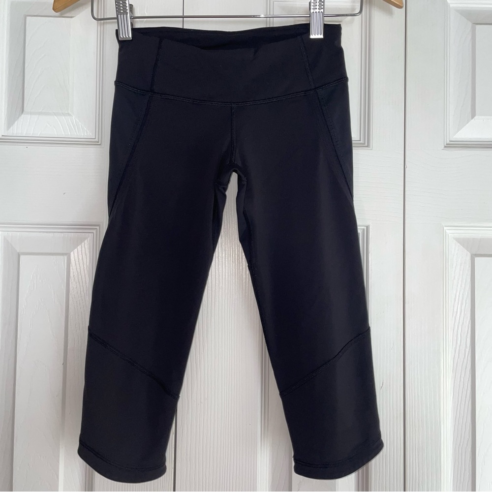 Lululemon crop leggings size 2 - Picture 3 of 10